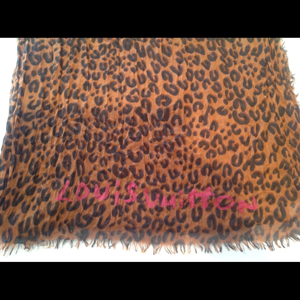 🔥🔥STUNNING LOUIS VUITTON LEOPARD PRINT SCARF🔥🔥